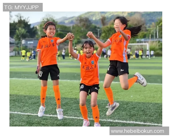 足球巨星绿茵赛场劲射瞬间展现力量与速度结合之美