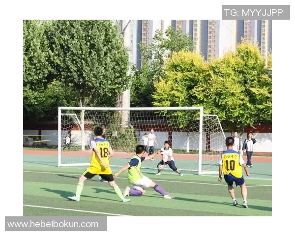 钢齿足球球星奋勇拼搏展现力量激情点燃绿茵赛场梦想 钢齿足球球星奋勇拼搏展现力量激情点燃绿茵赛场梦想