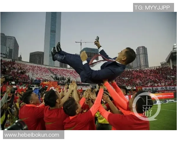 足球巨星云集 热血争锋 见证荣耀时刻齐聚绿茵场 足球巨星云集 热血争锋 见证荣耀时刻齐聚绿茵场